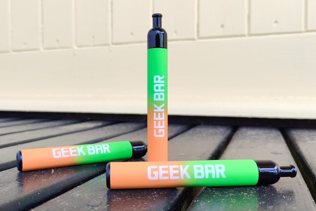 Geek Bar J1 Pod Kit: Alegerea Ideală pentru Utilizatorii de Țigări Electronice Din România